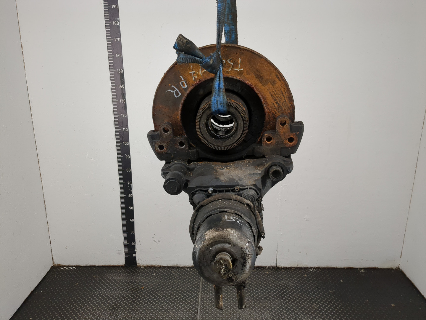 Кулак поворотный передний правый