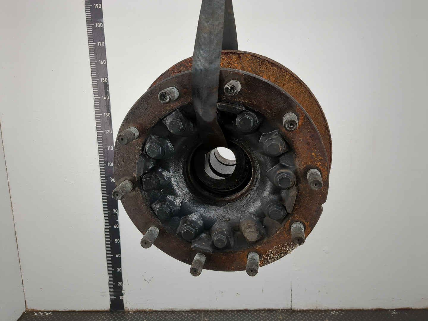 Кулак поворотный передний правый