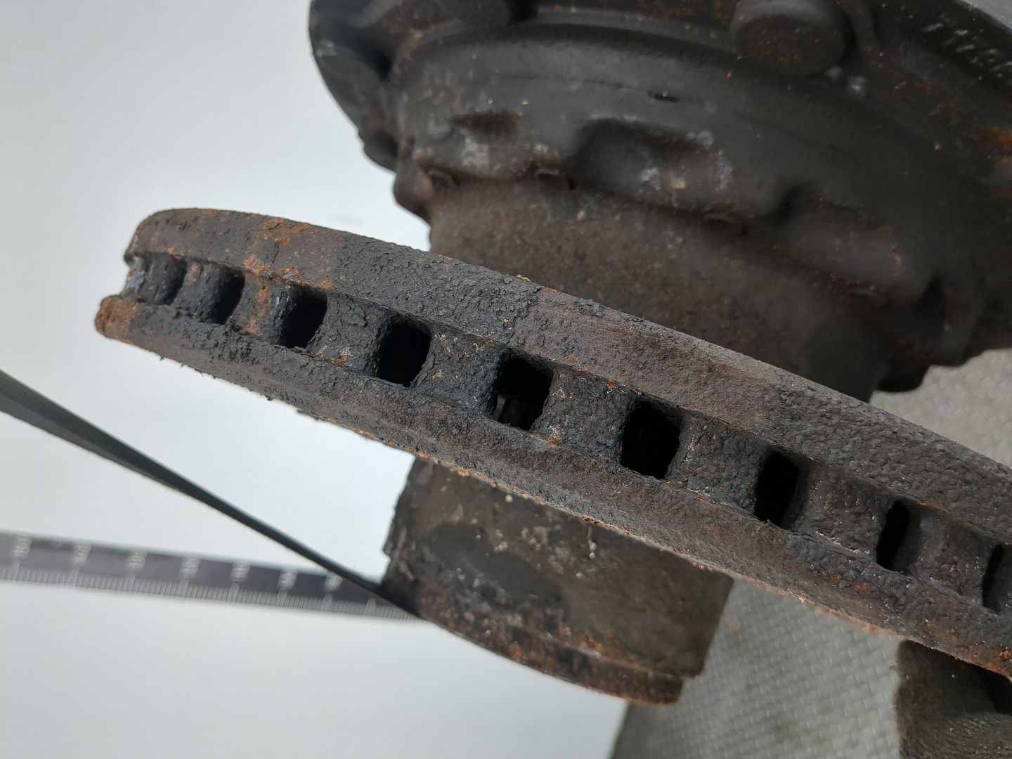 Кулак поворотный передний правый