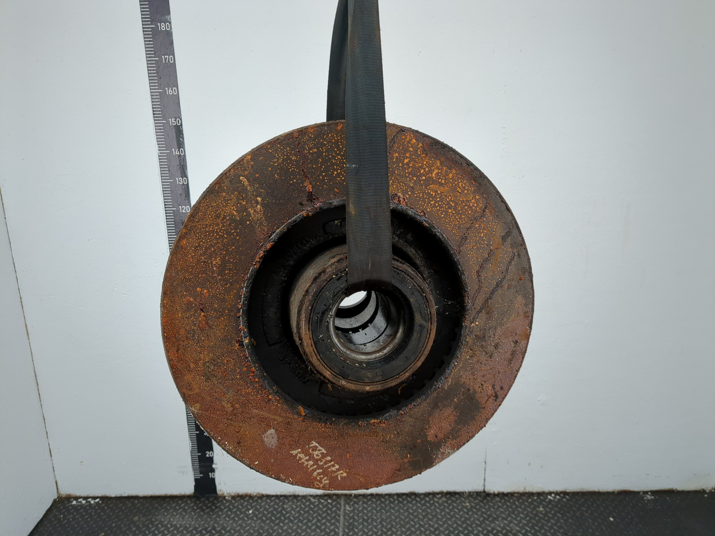 Кулак поворотный передний правый