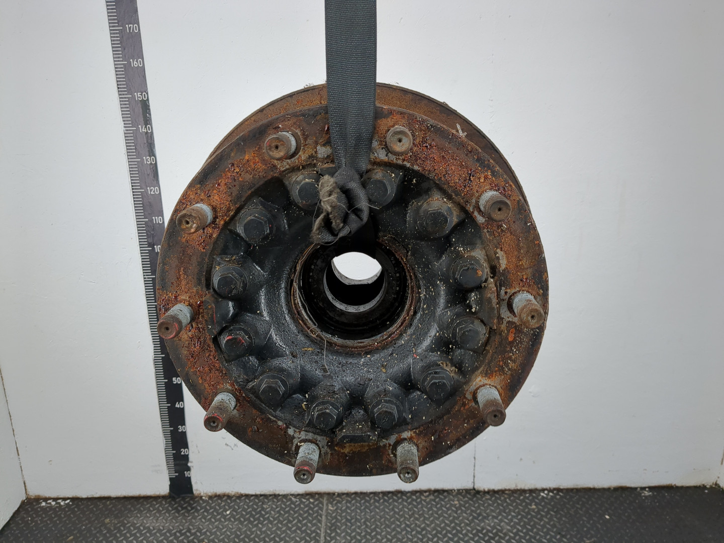 Кулак поворотный передний правый