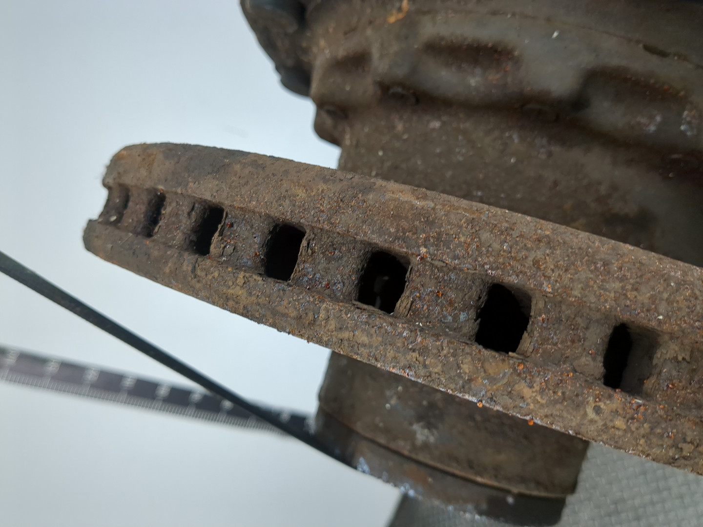 Кулак поворотный передний правый