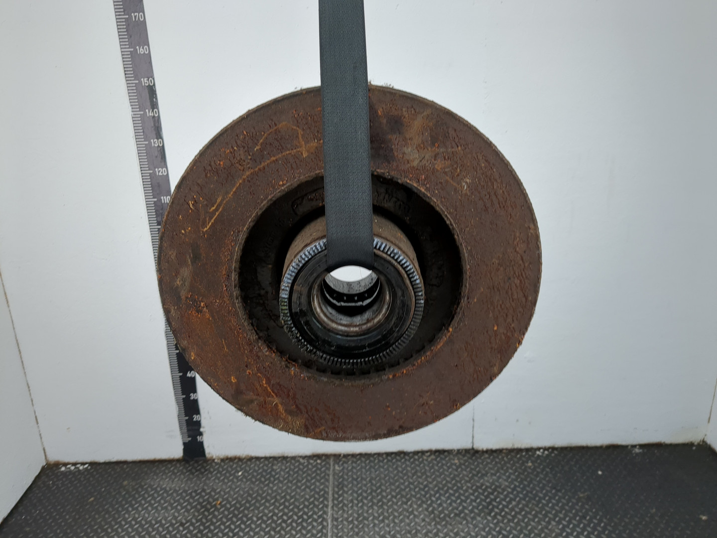 Кулак поворотный передний правый