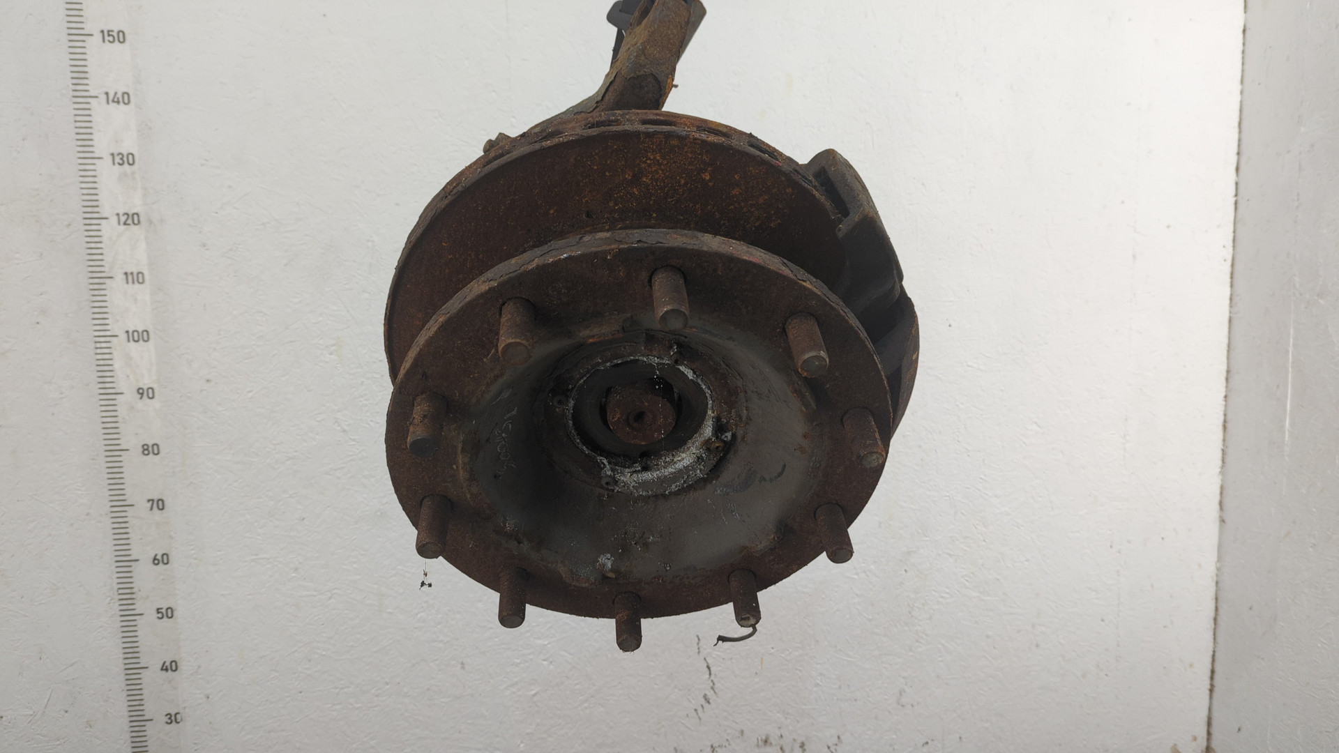 Кулак поворотный передний правый