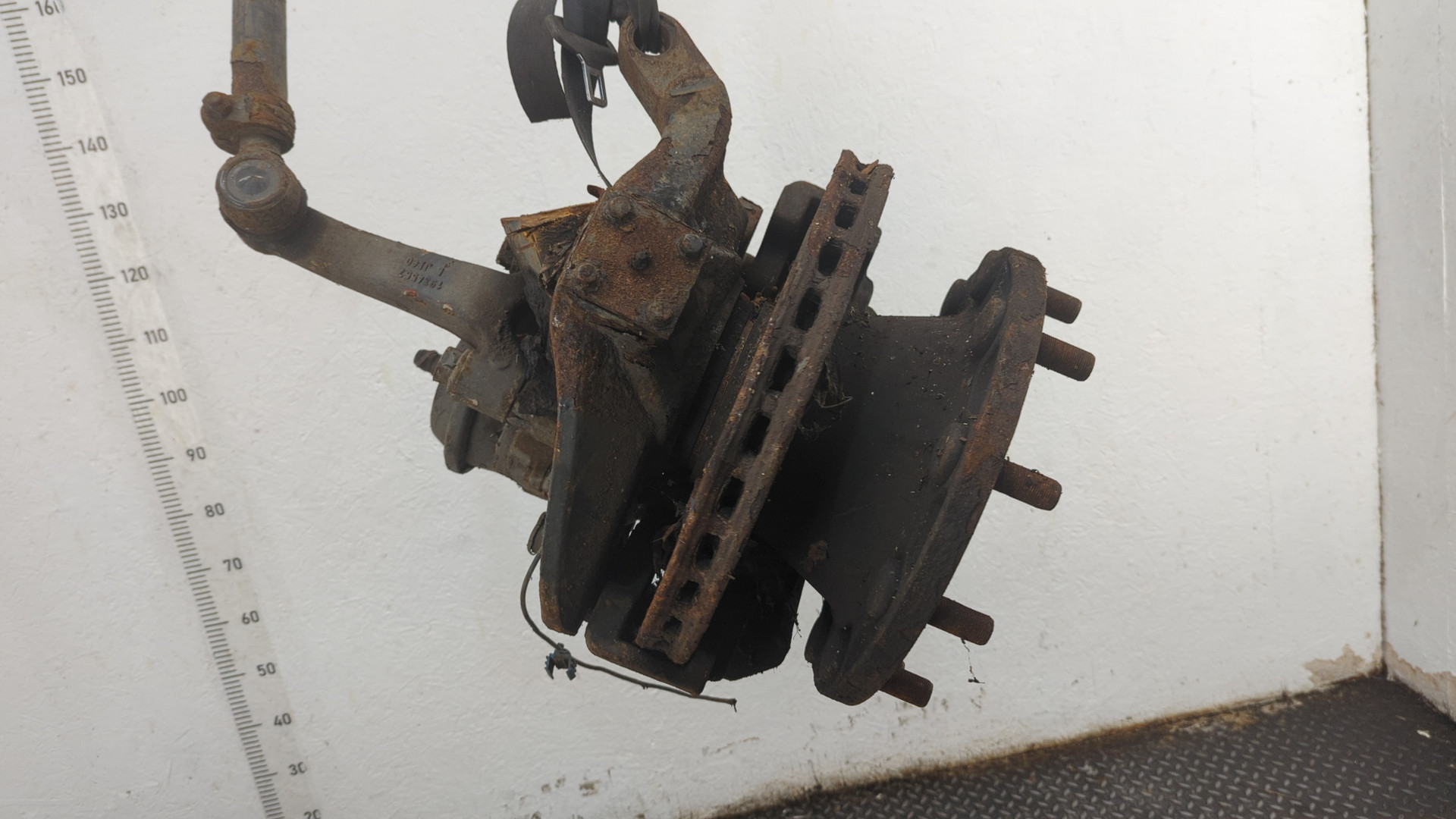 Кулак поворотный передний правый