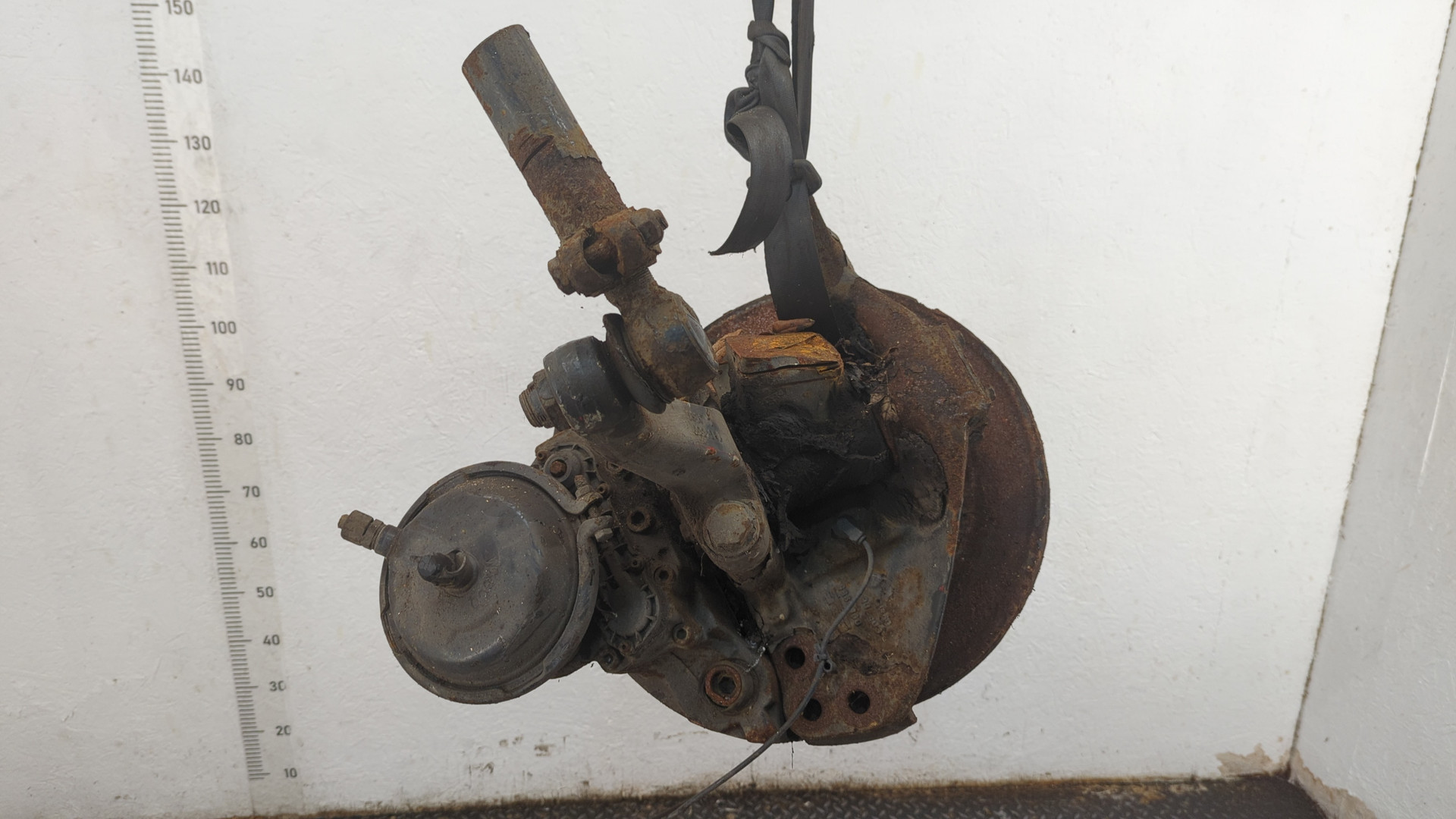 Кулак поворотный передний правый