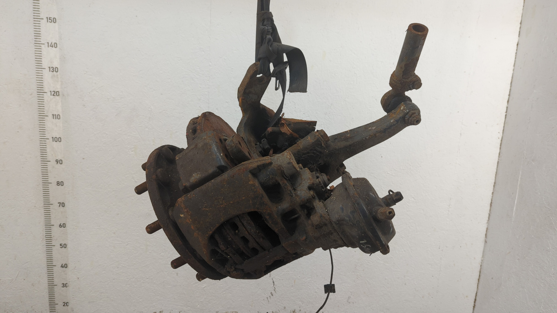 Кулак поворотный передний правый