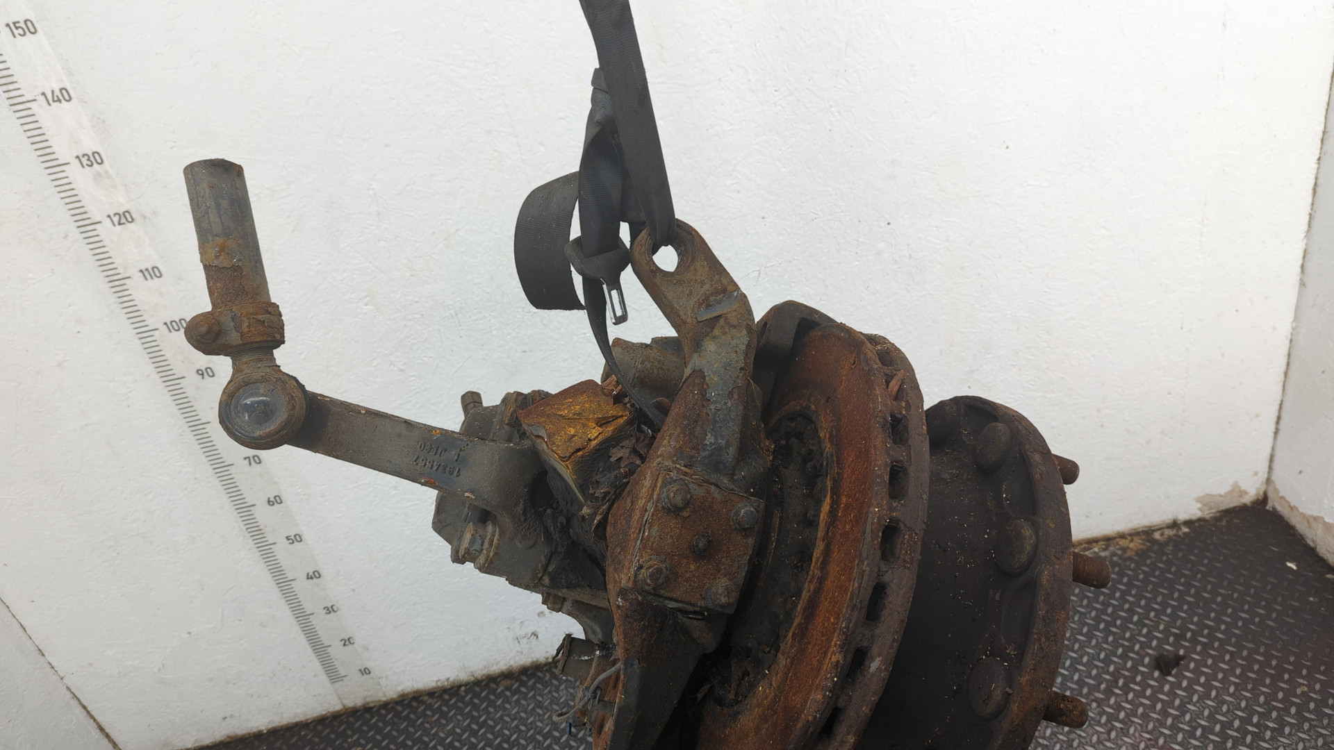 Кулак поворотный передний правый