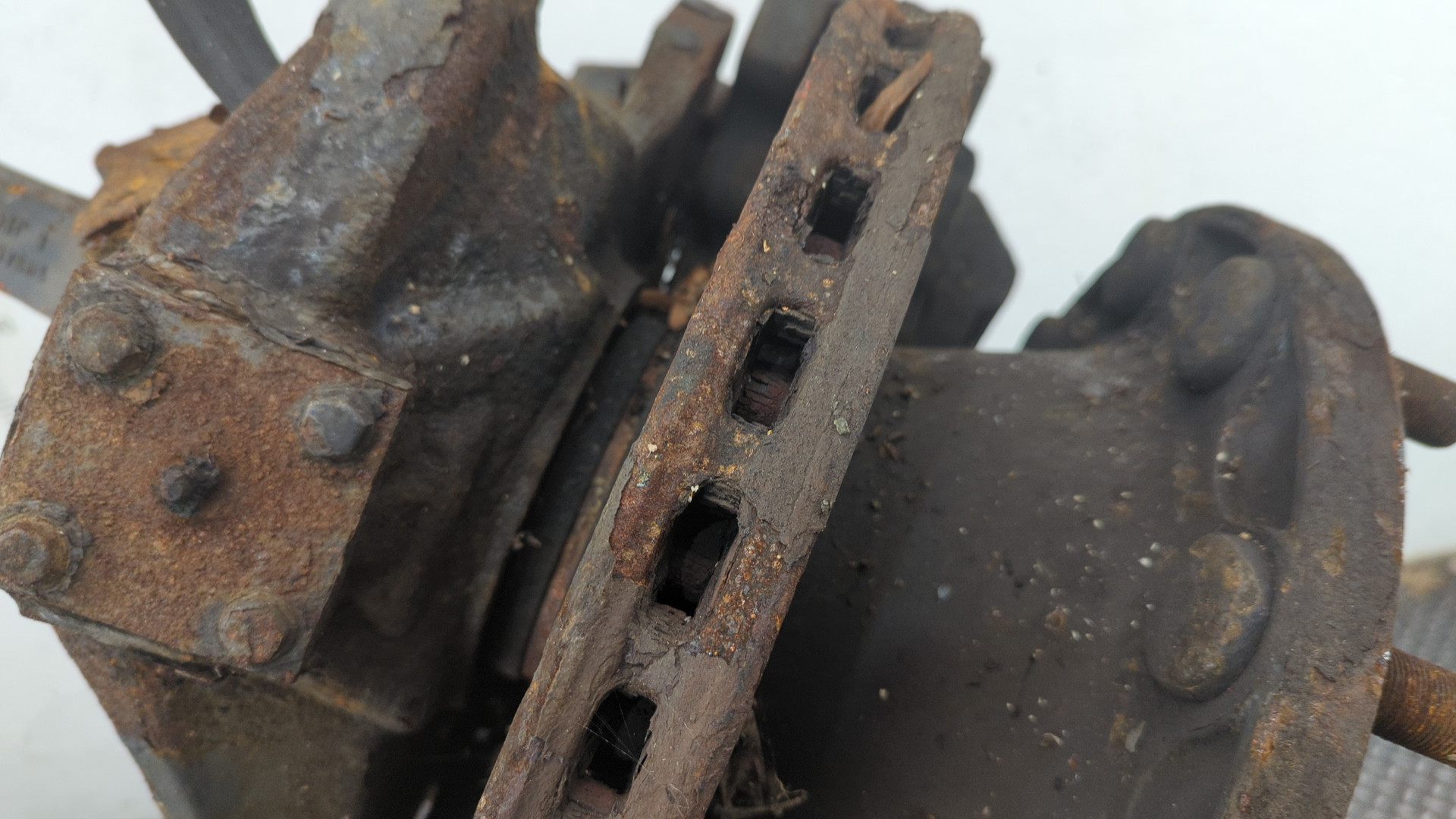 Кулак поворотный передний правый