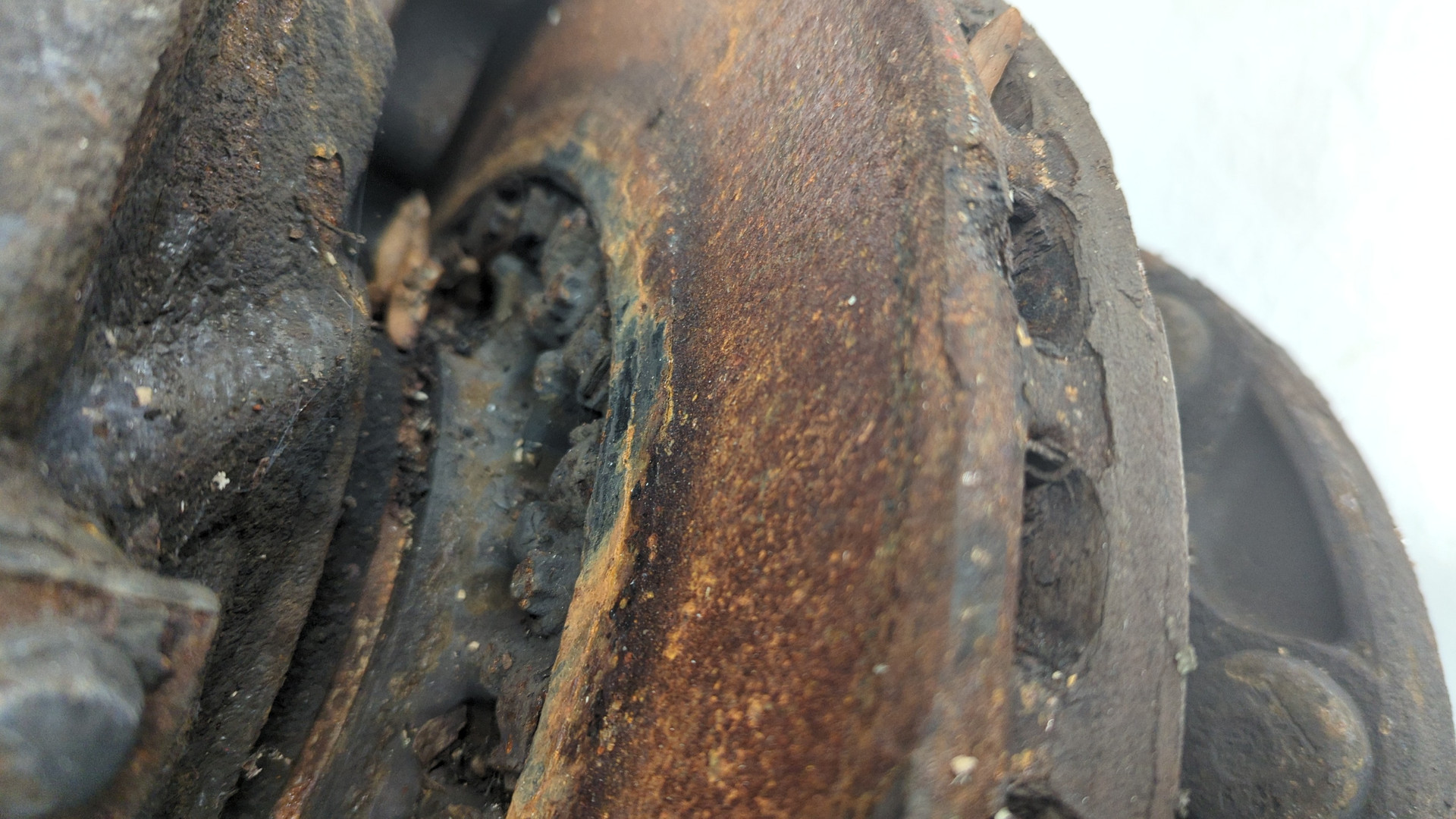 Кулак поворотный передний правый