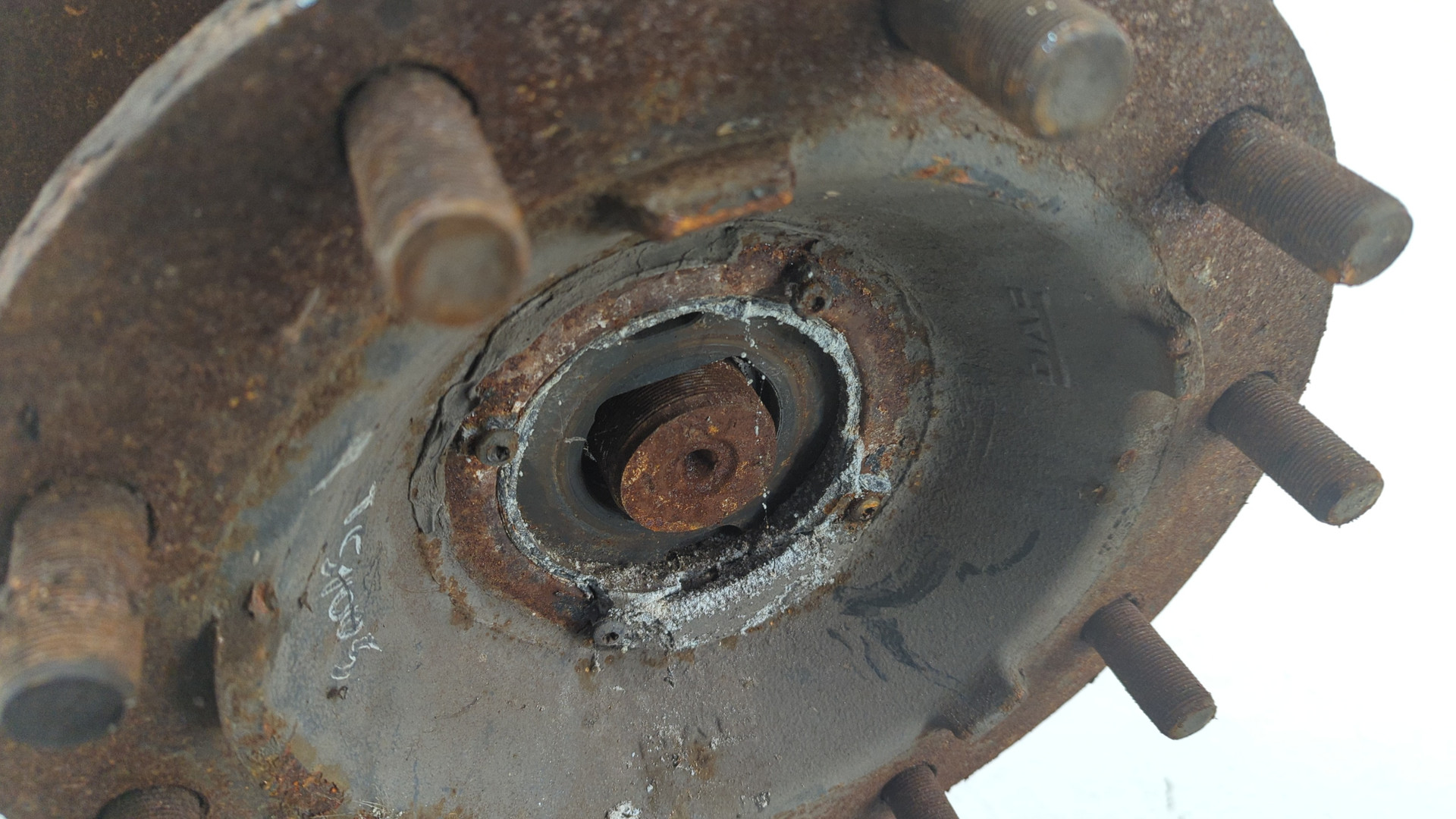 Кулак поворотный передний правый