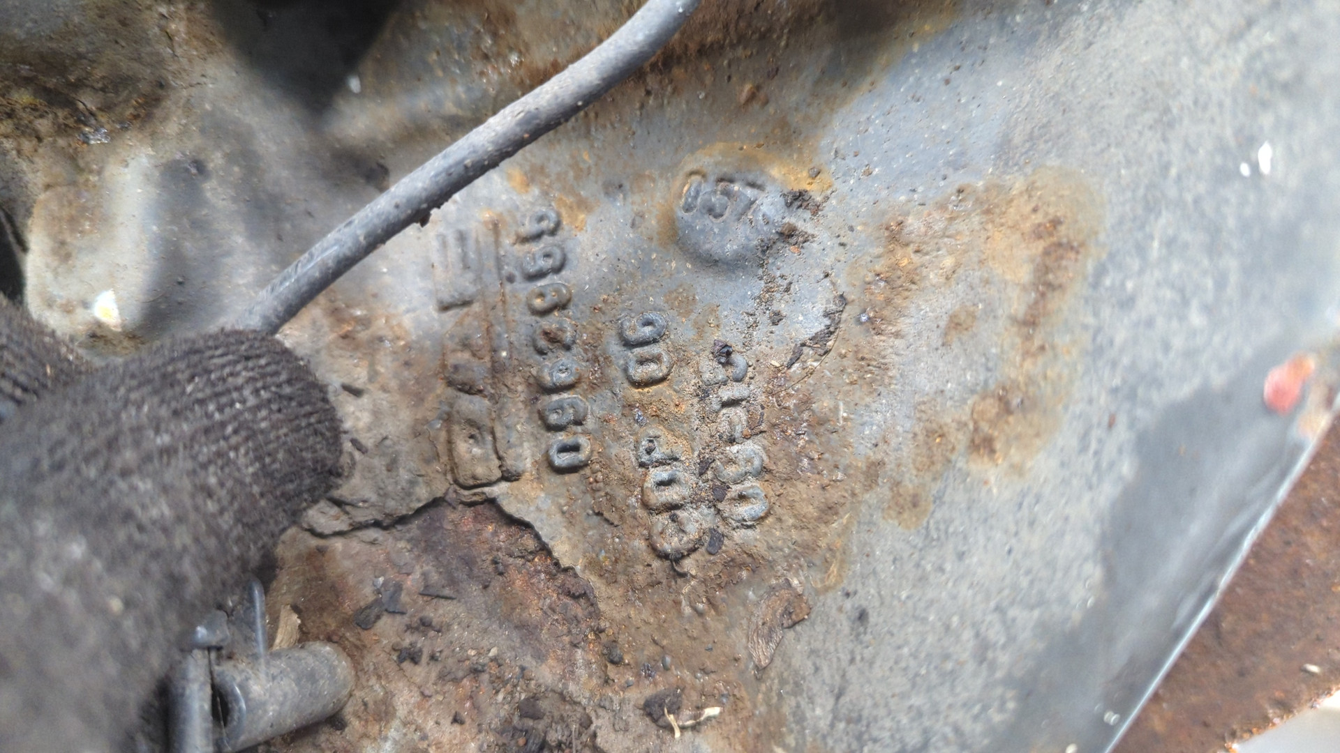 Кулак поворотный передний правый