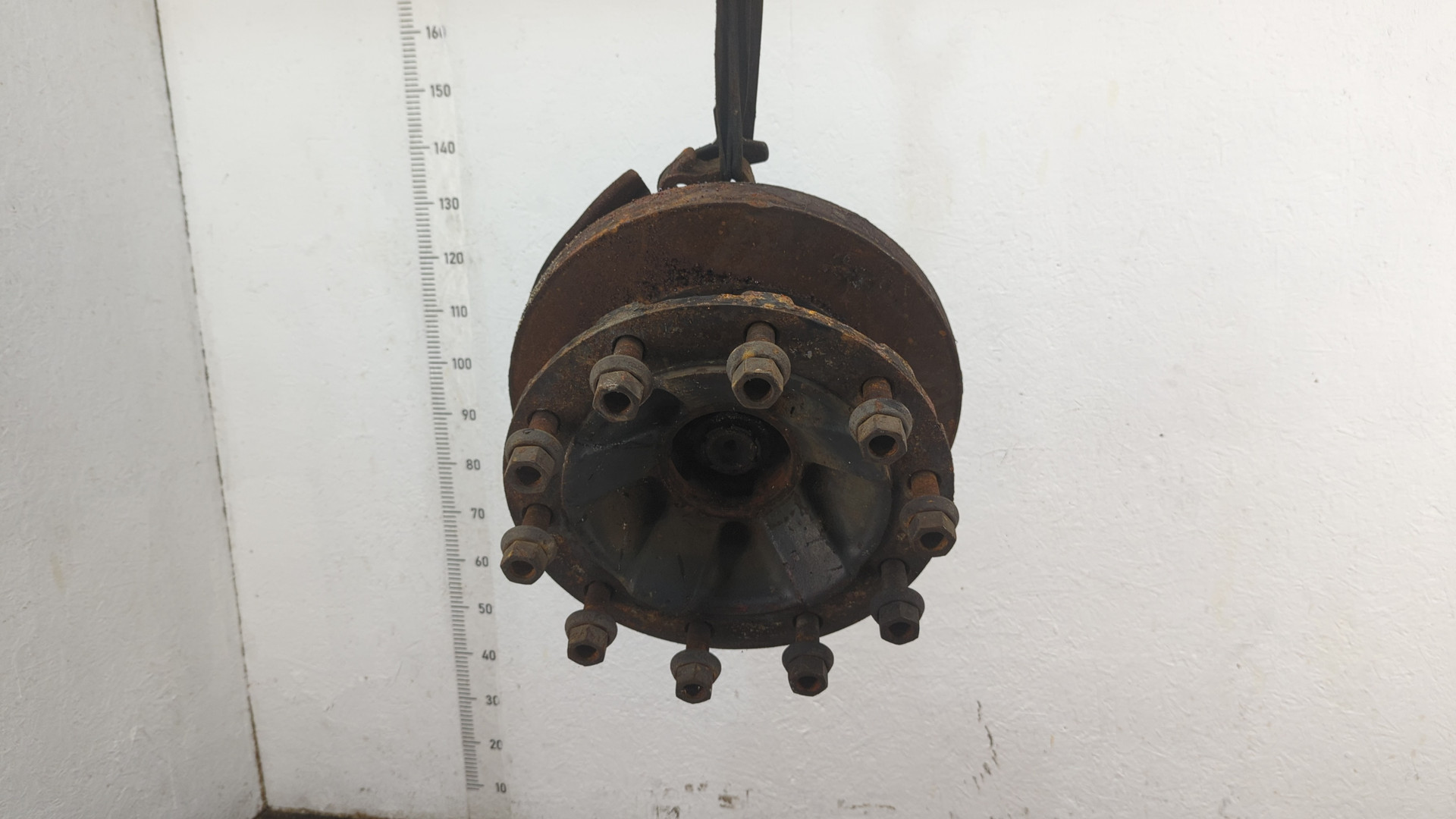 Кулак поворотный передний правый