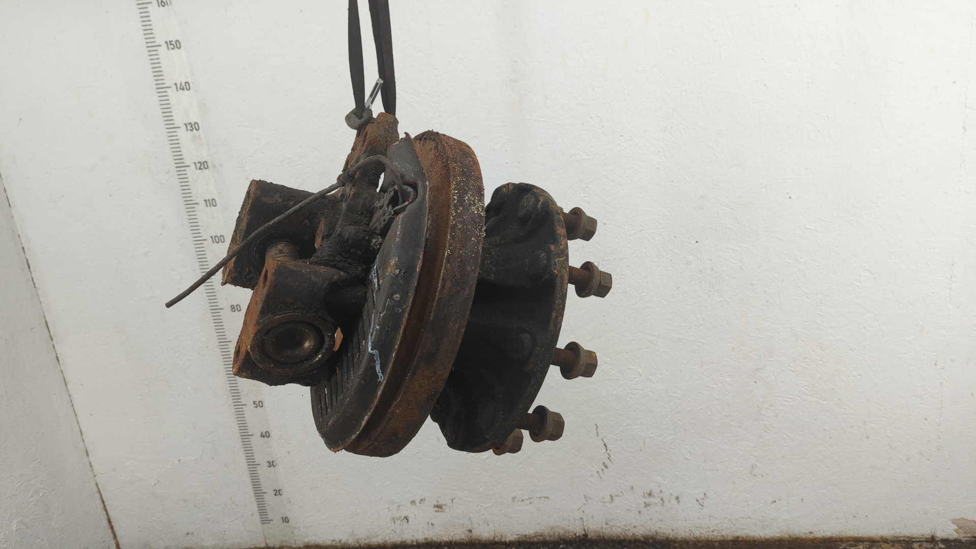 Кулак поворотный передний правый