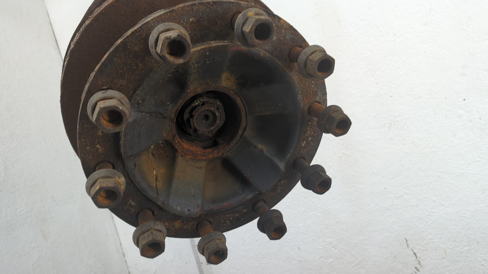 Кулак поворотный передний правый