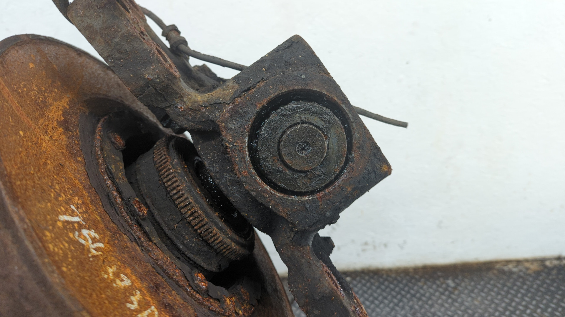 Кулак поворотный передний правый