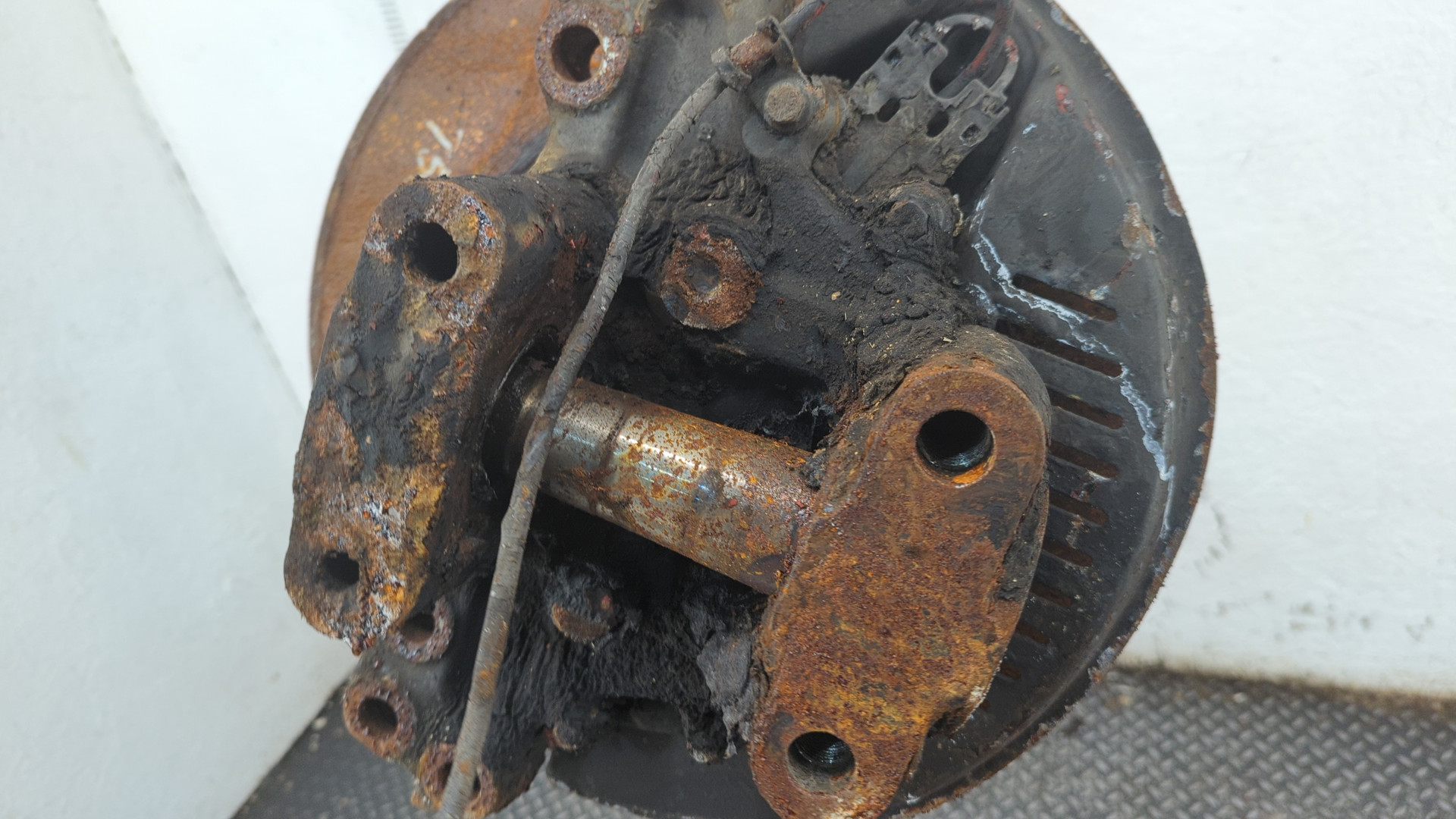 Кулак поворотный передний правый