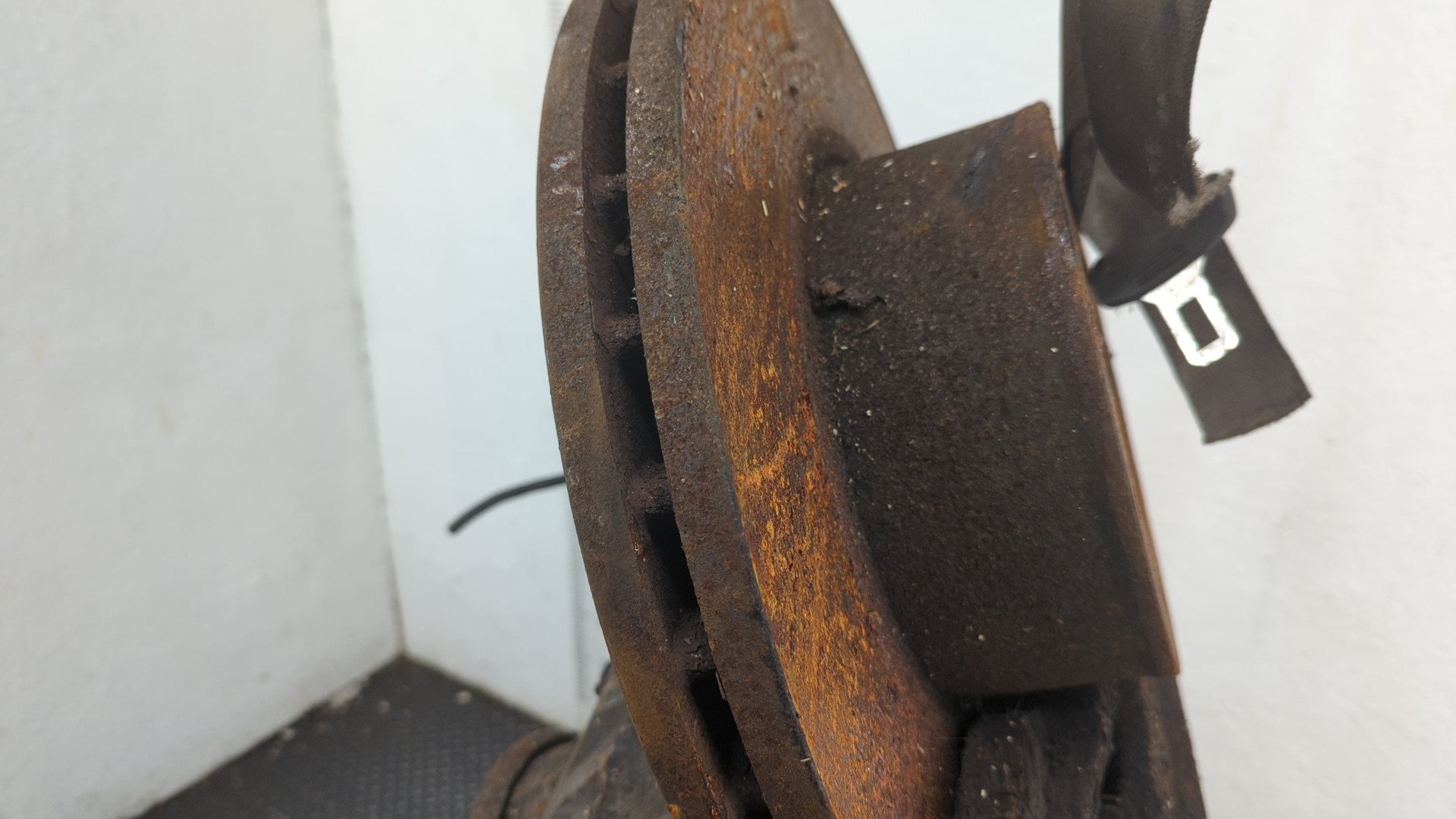 Суппорт передний левый