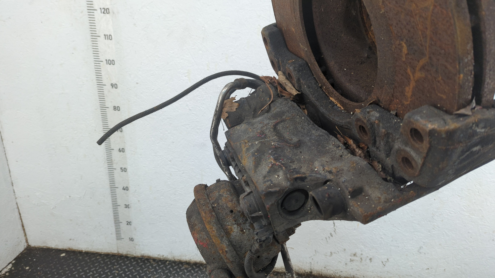 Суппорт передний левый