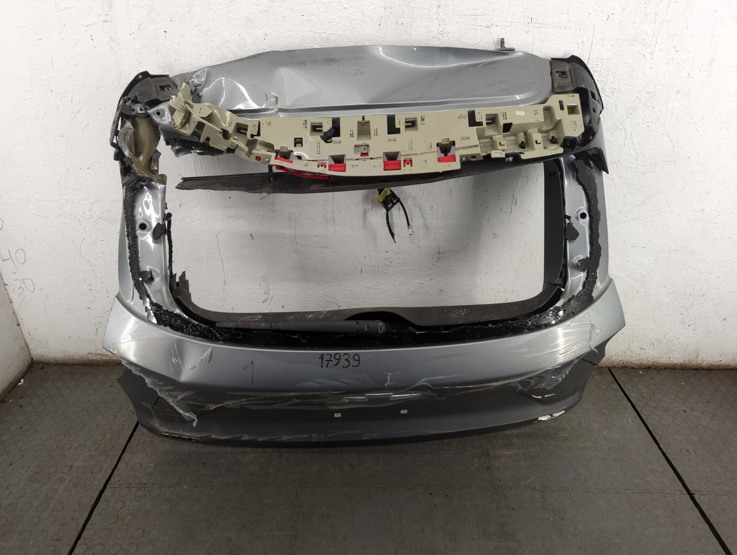 Дверь багажника