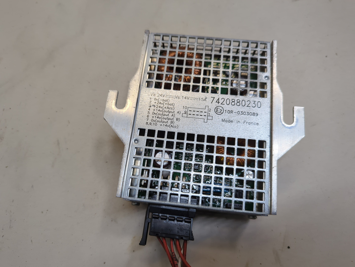 Преобразователь напряжения (адаптер)