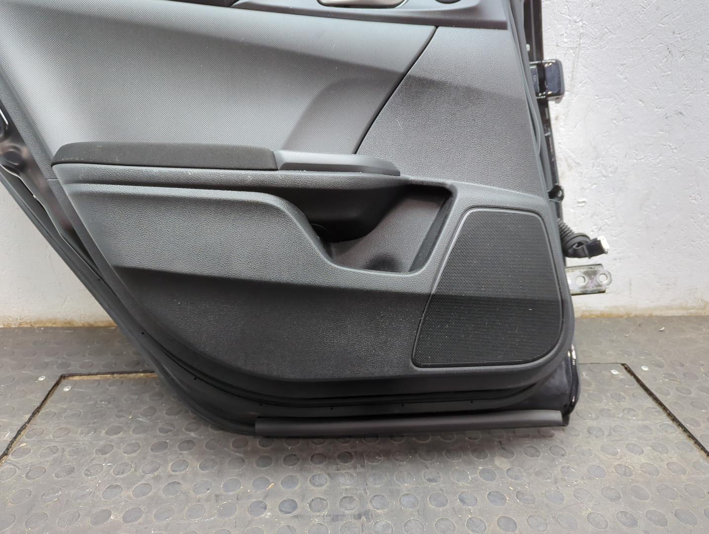 Дверь задняя левая