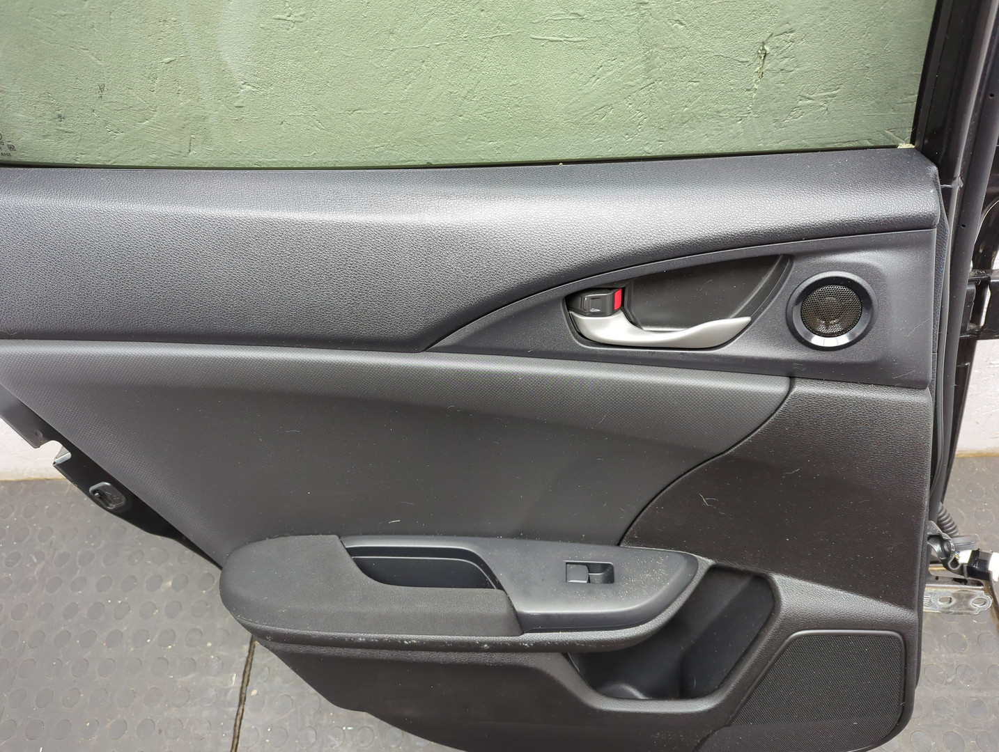 Дверь задняя левая