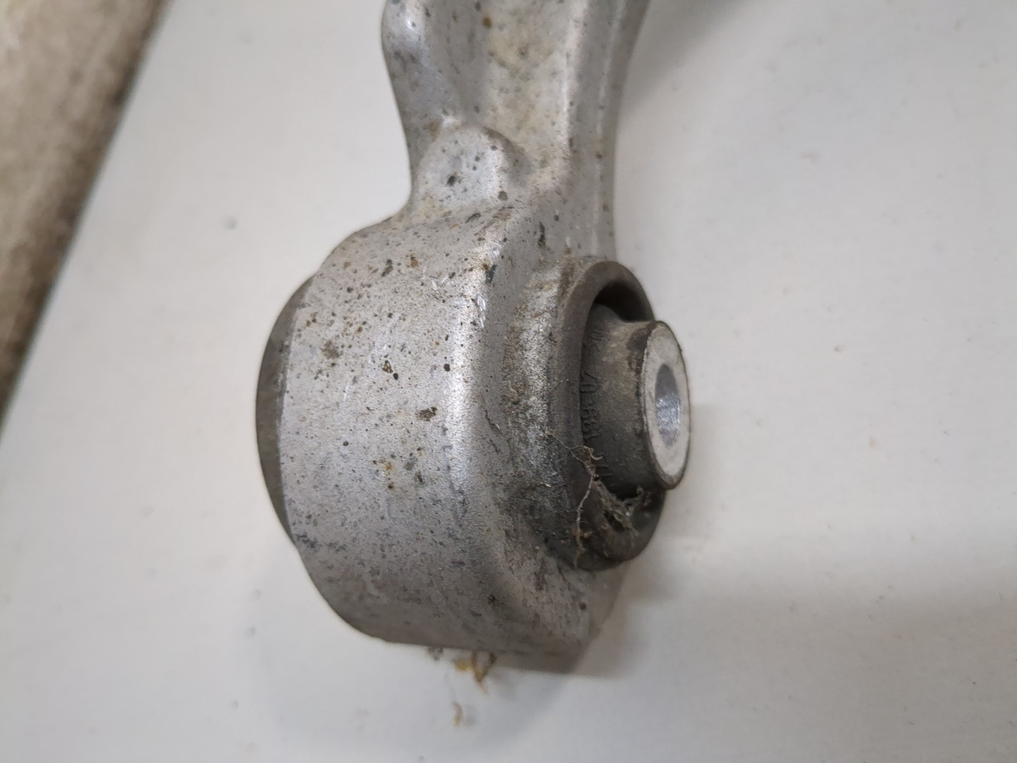 Рычаг передний правый