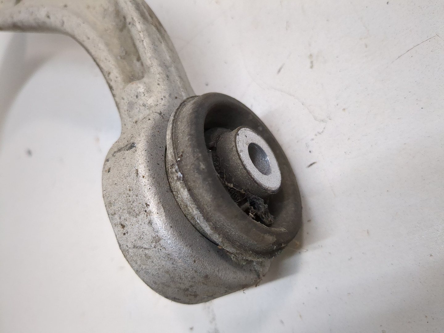 Рычаг передний правый