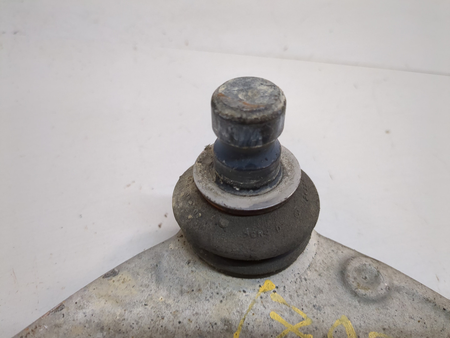 Рычаг передний правый