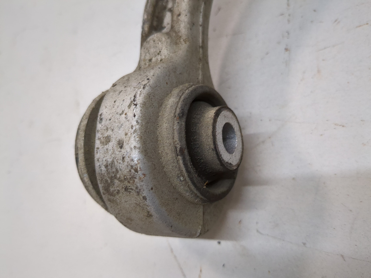 Рычаг передний левый