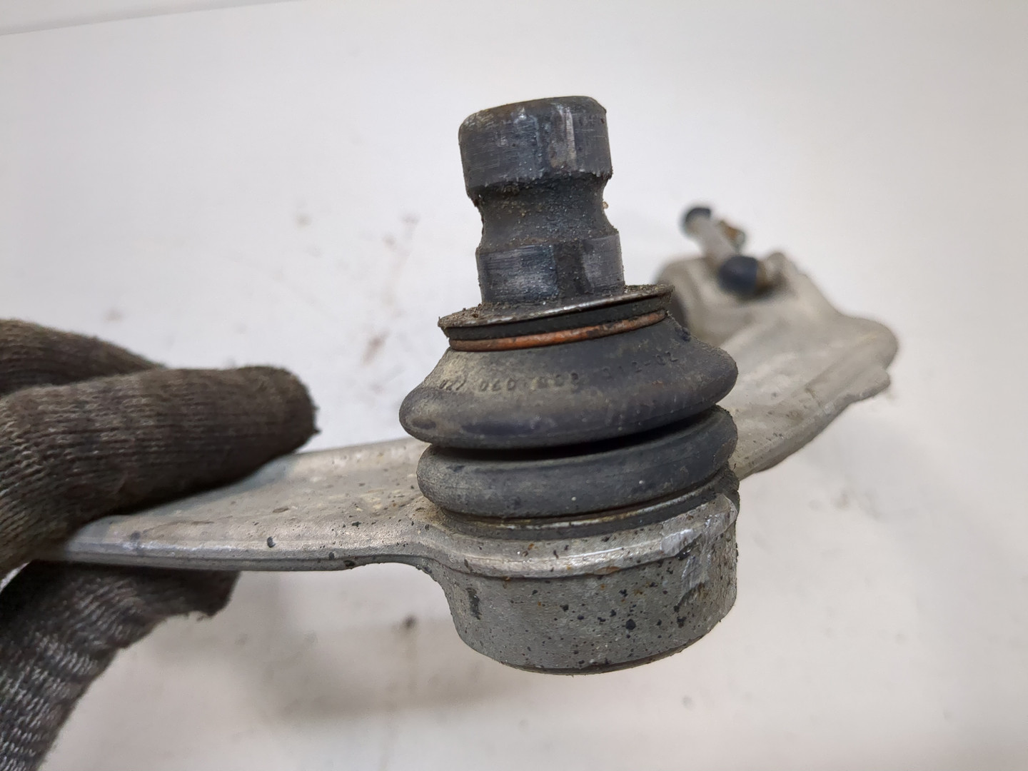 Рычаг передний левый