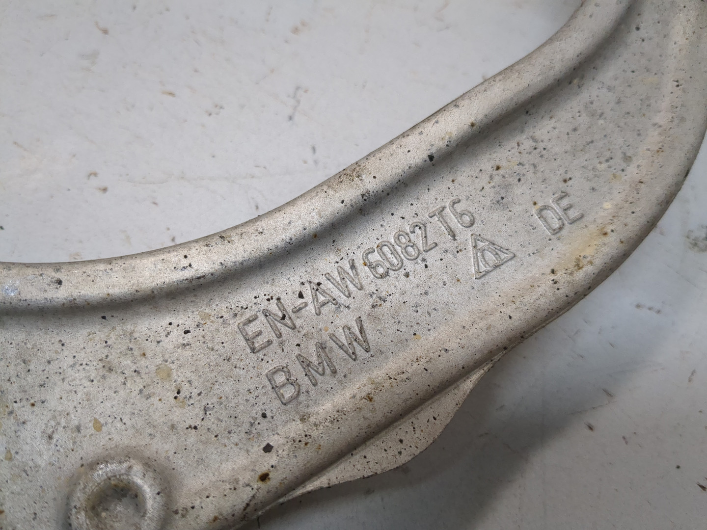 Рычаг передний левый