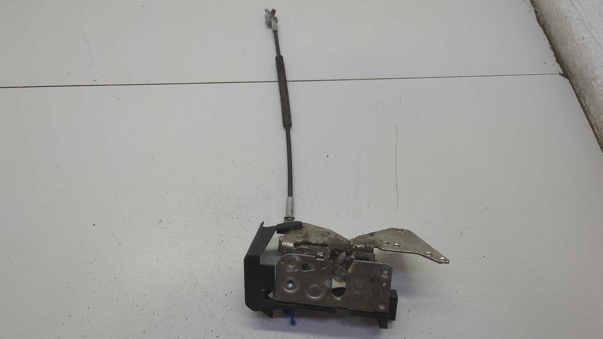 Замок двери передней левой