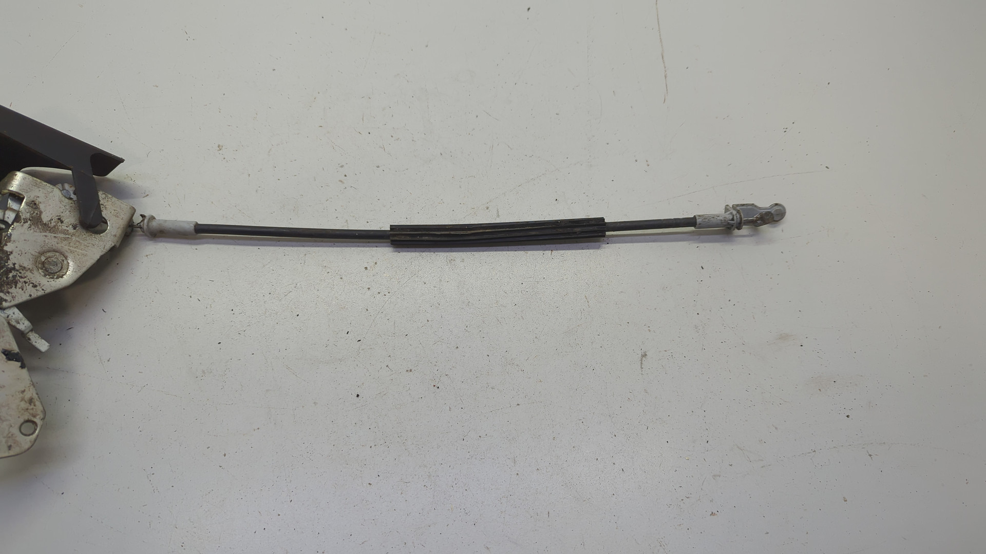 Замок двери передней левой