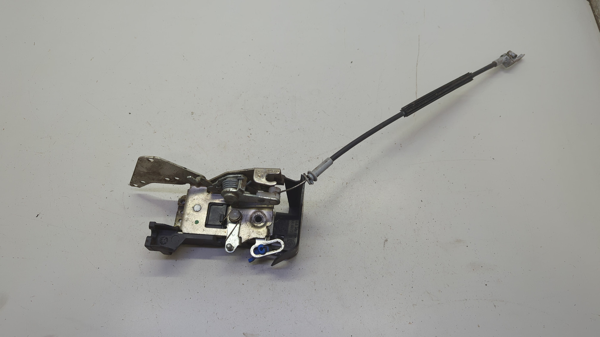 Замок двери передней левой