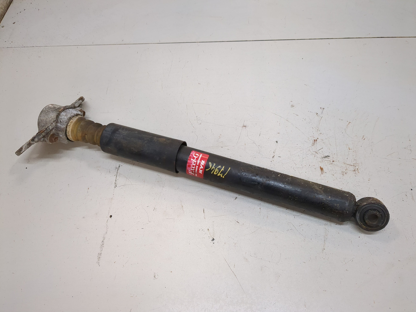 Амортизатор задний (стойка)