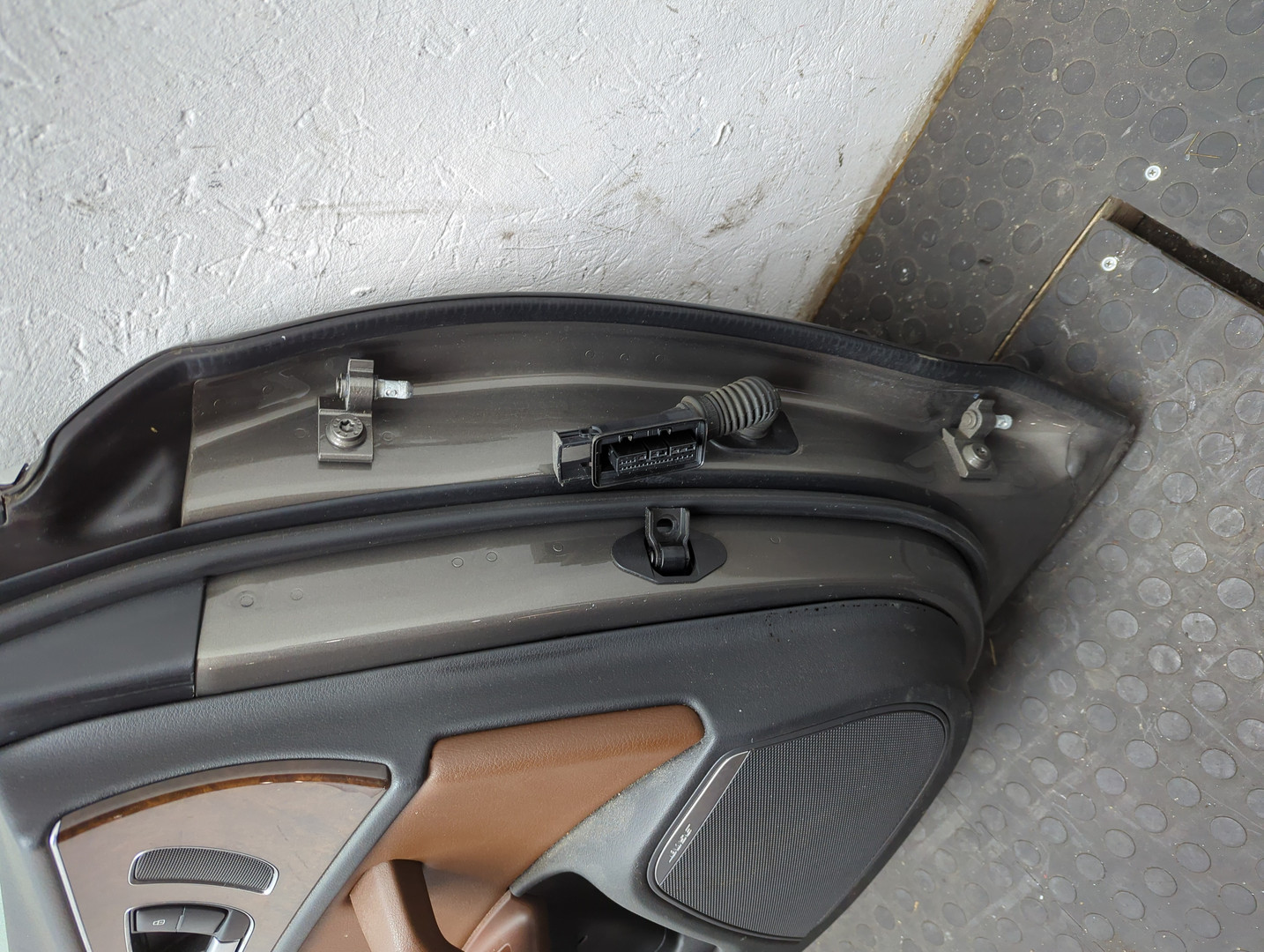 Дверь задняя левая