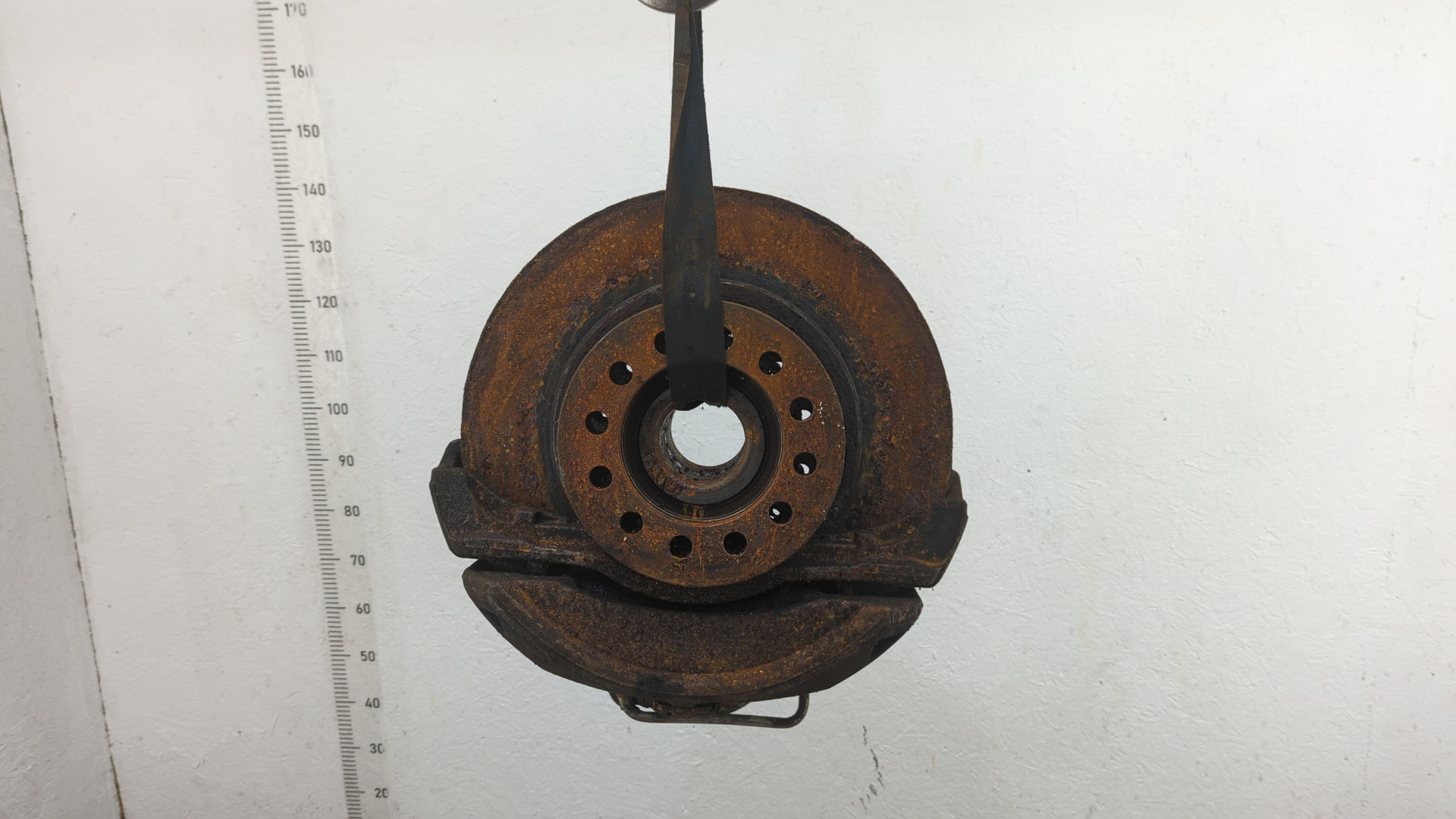 Кулак поворотный передний левый