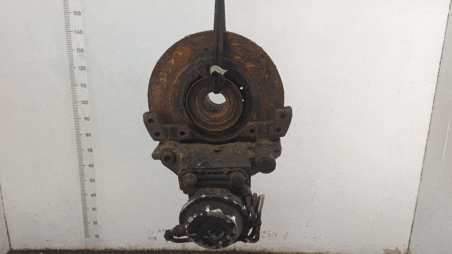 Кулак поворотный передний левый