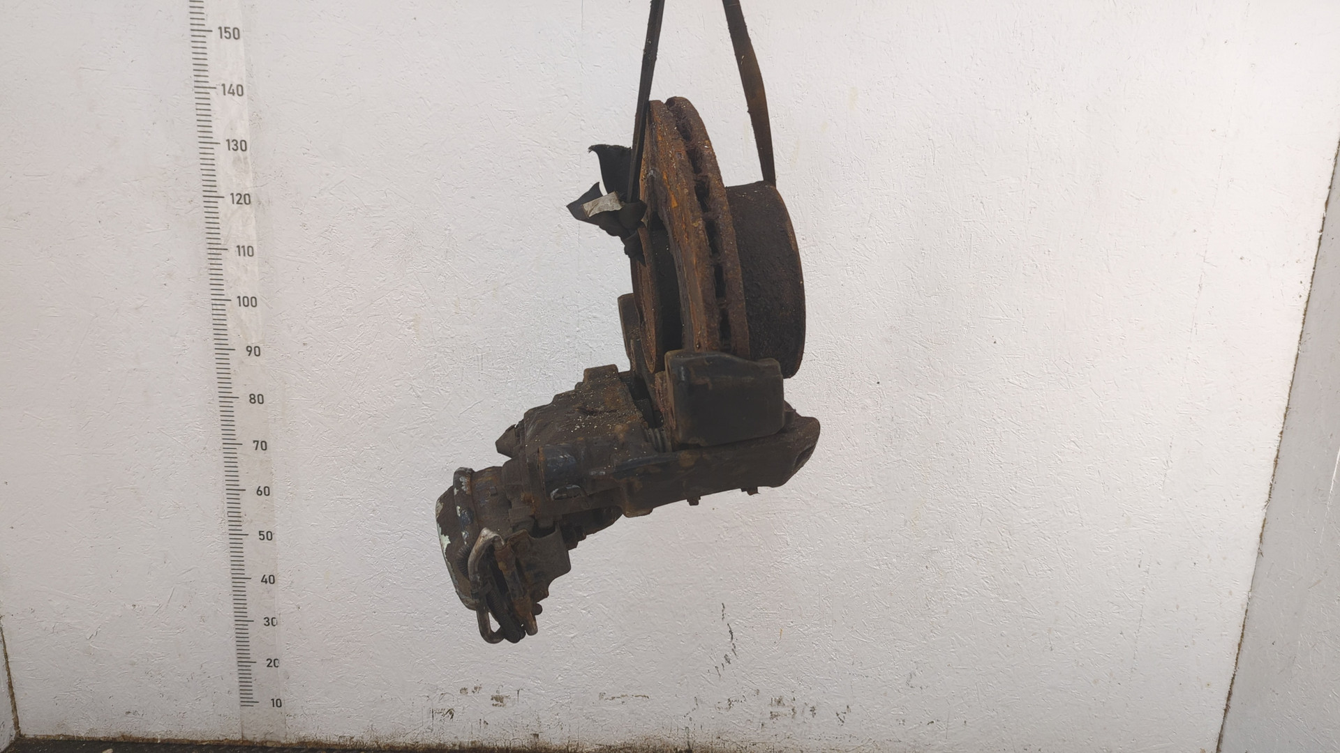 Кулак поворотный передний левый