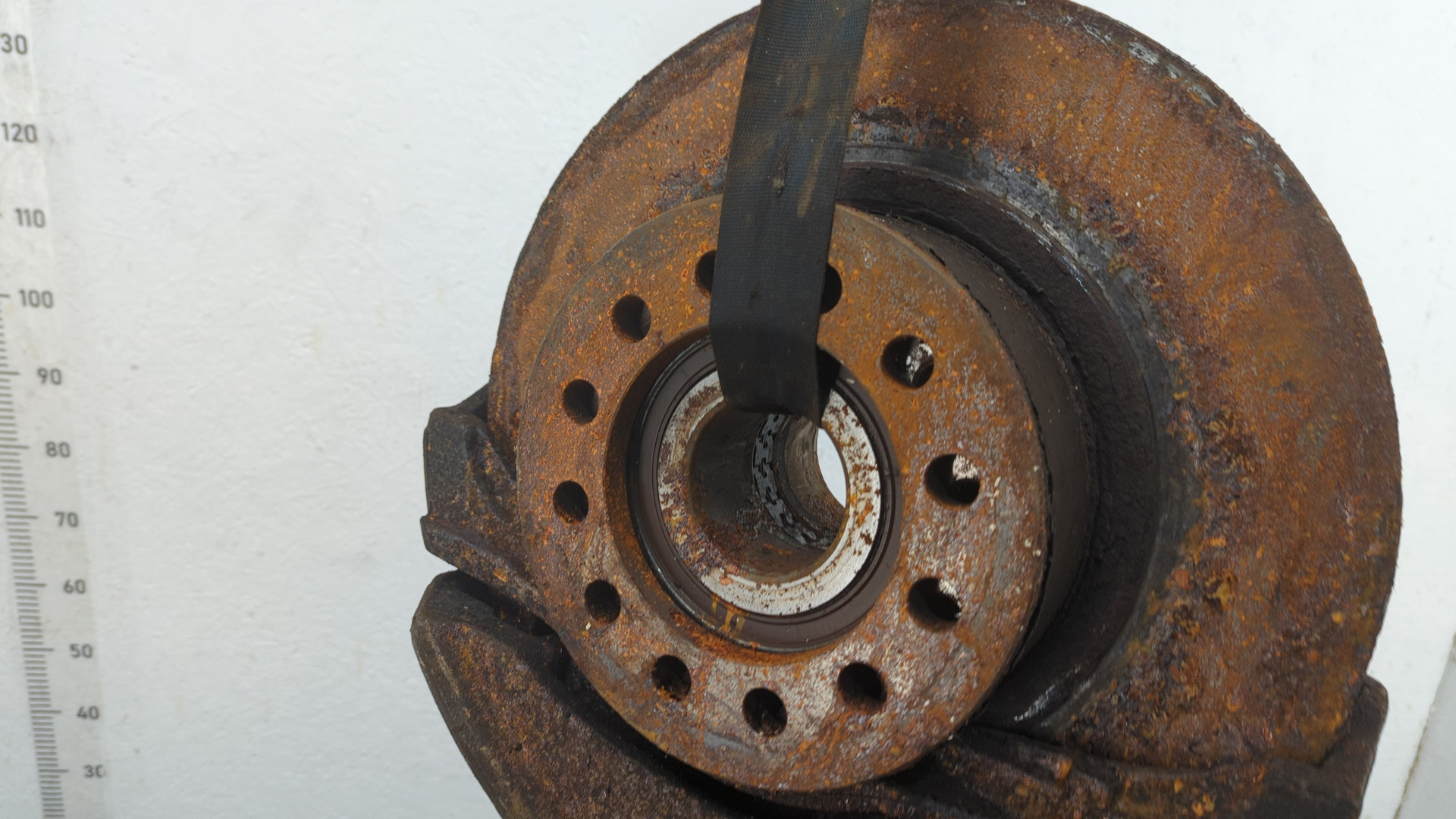 Кулак поворотный передний левый