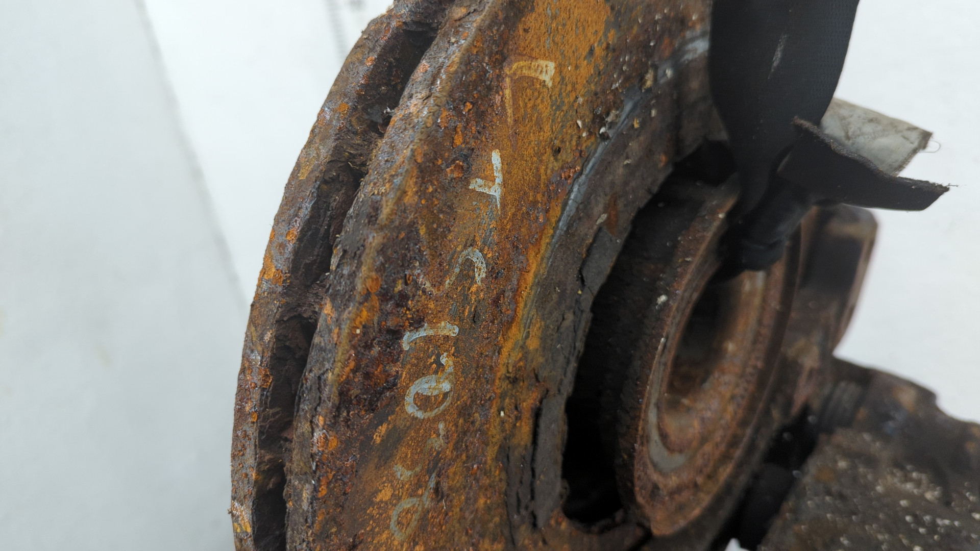 Кулак поворотный передний левый