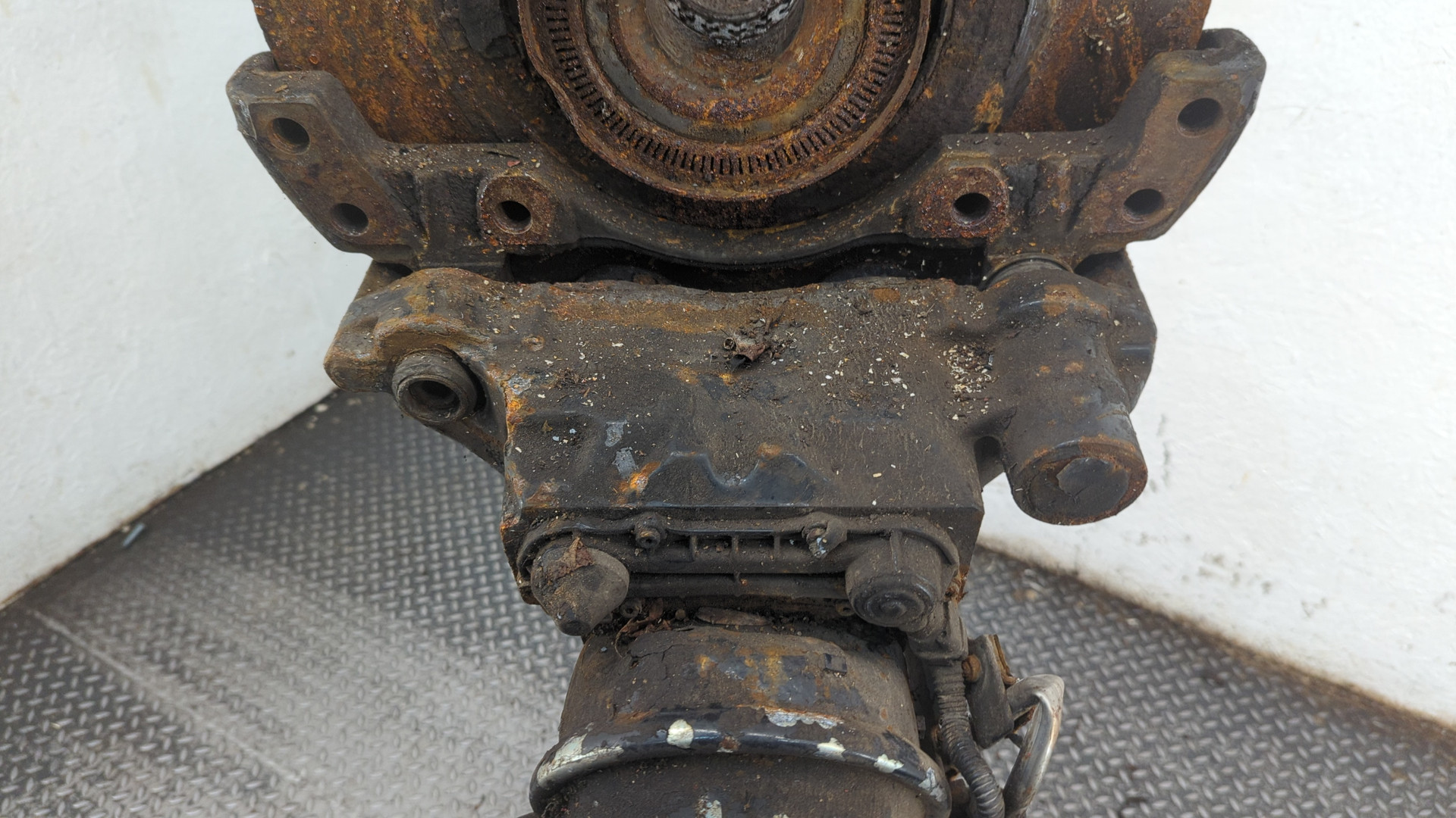 Кулак поворотный передний левый