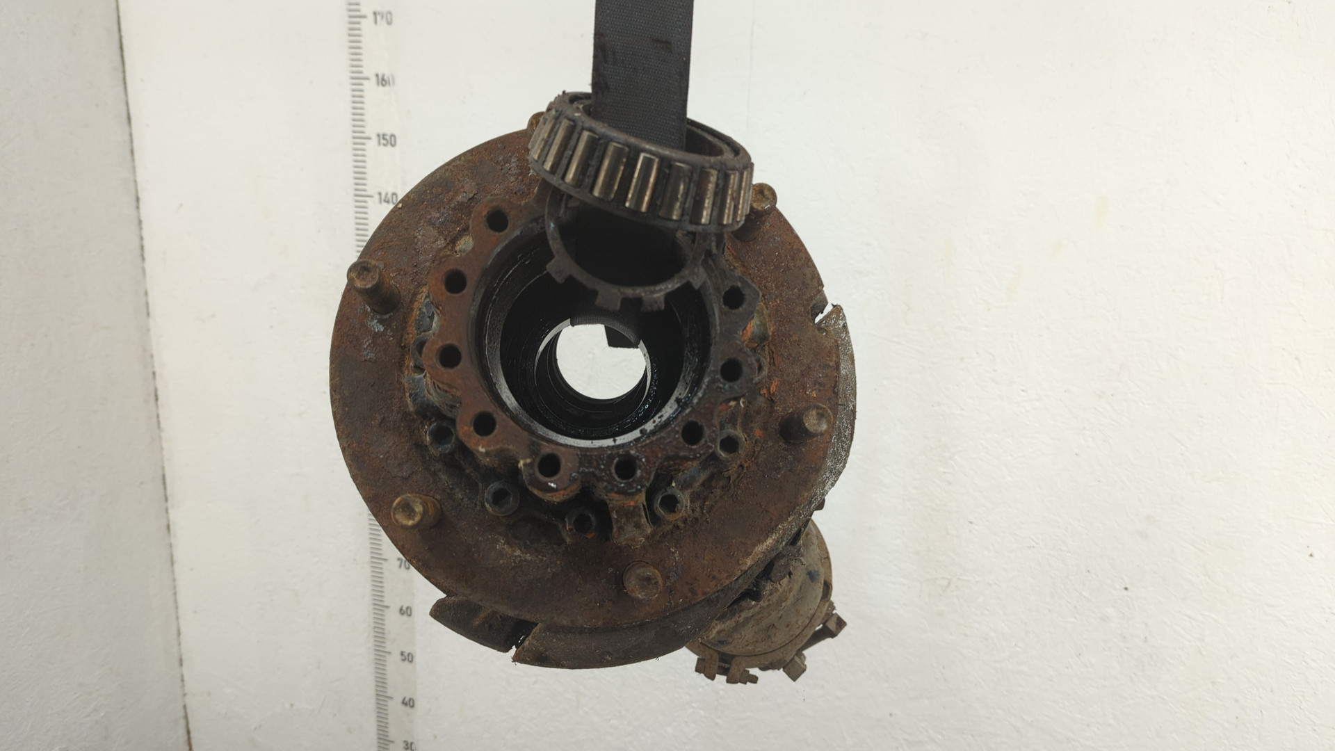 Кулак поворотный задний левый