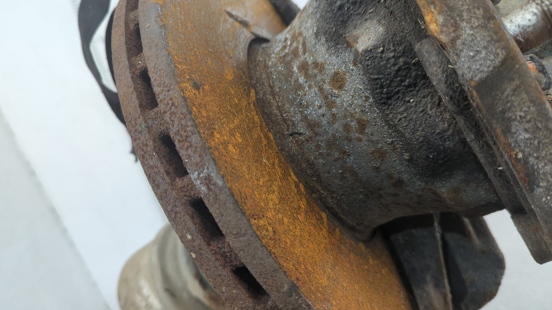 Кулак поворотный задний левый