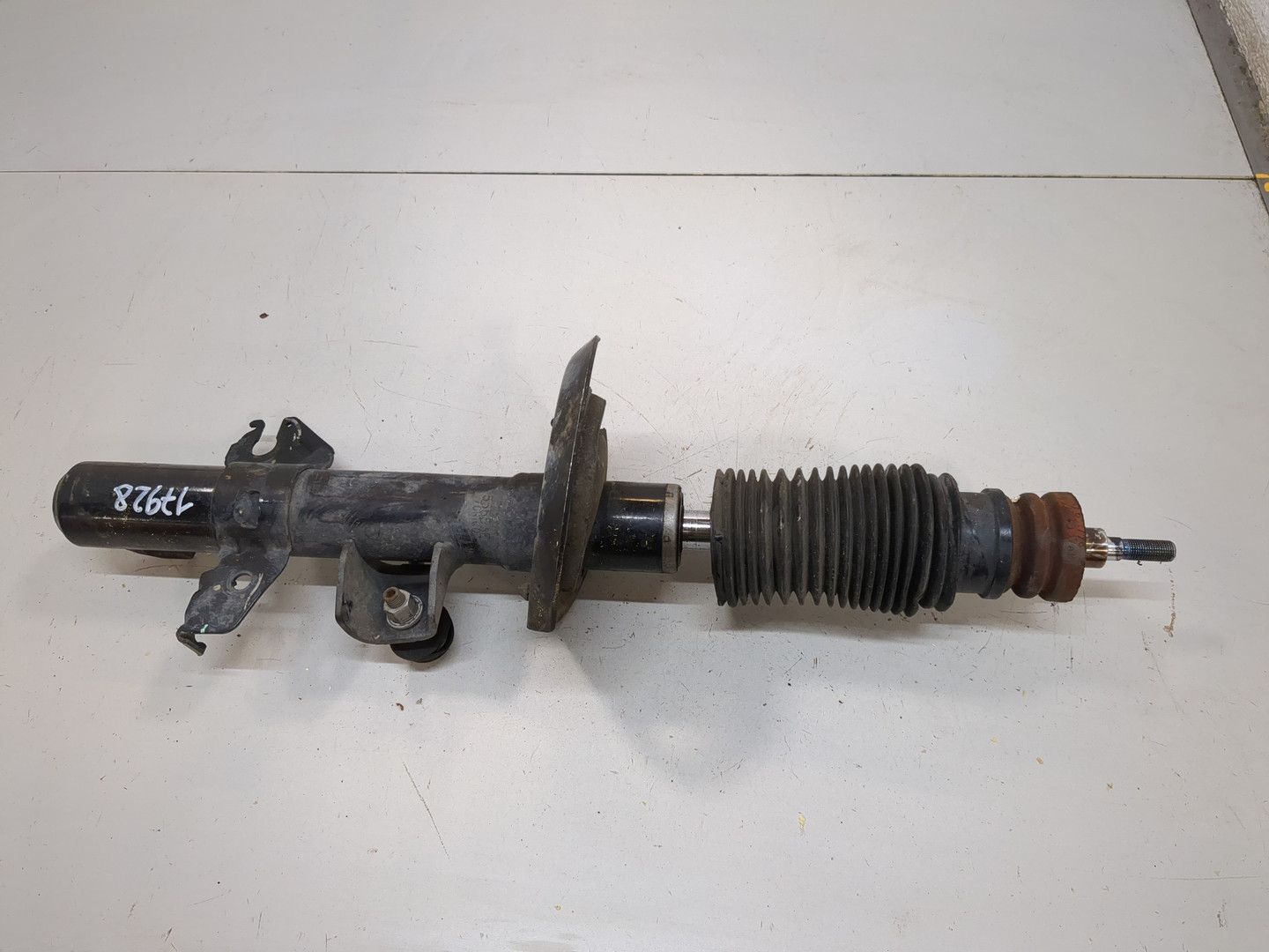 Амортизатор передний левый