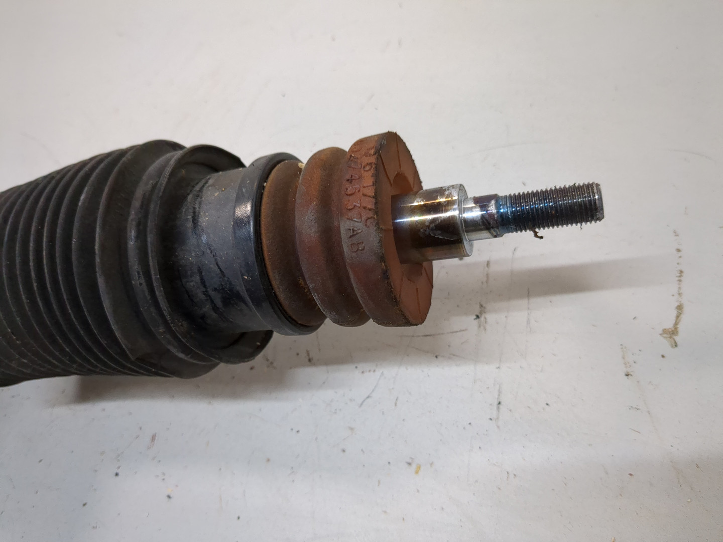 Амортизатор передний левый