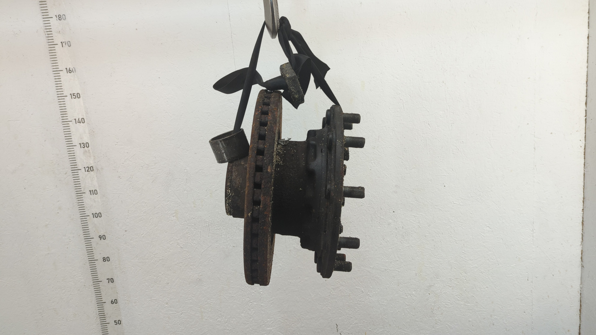 Кулак поворотный передний правый