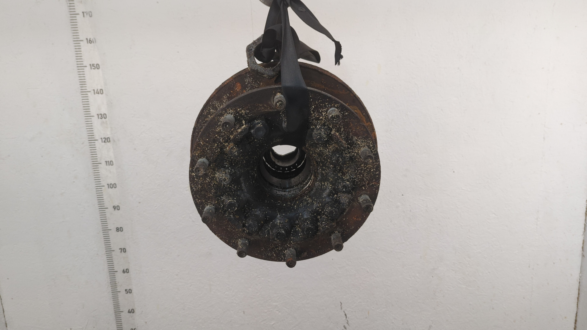 Кулак поворотный передний правый